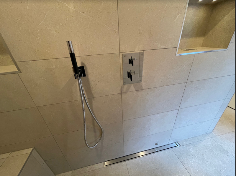 modernt duschhuvud installerad av en rörmokare i Stockholm